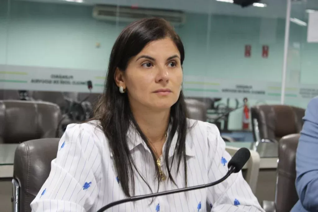 Kallyna Dias homenageia professores da rede municipal e destaca papel dos educadores
