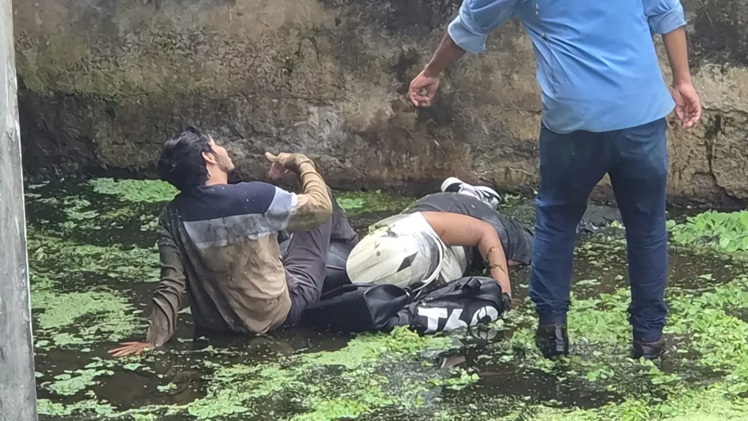 Casal fica ferido após motocicleta cair no canal de Bodocongó, em Campina Grande Casal fica ferido após motocicleta cair no canal de Bodocongó, em Campina Grande