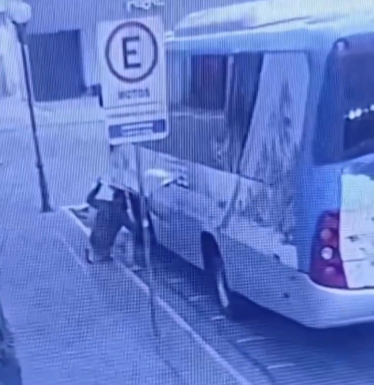 Homem furta bateria de ôinibos no centro de Campina Grande durante madrugada