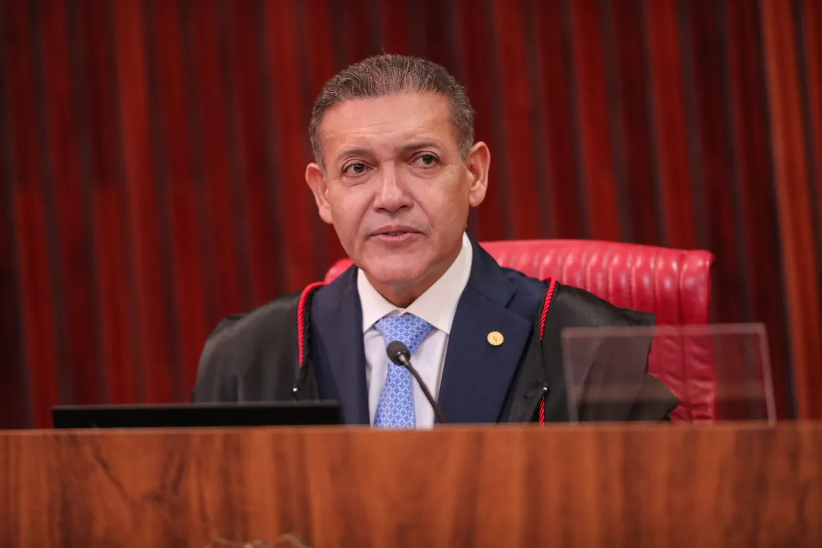 Nunes Marques manda suspender canal pró-Lula no Whatsapp após pedido de Flávio Bolsonaro